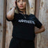 Frau mit nocturnal regular T-Shirt unisex in schwarz